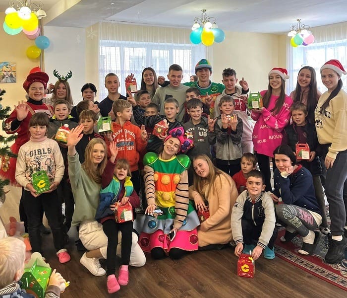 Ви зараз переглядаєте Зі святковими програмами до дітей на свято Миколая